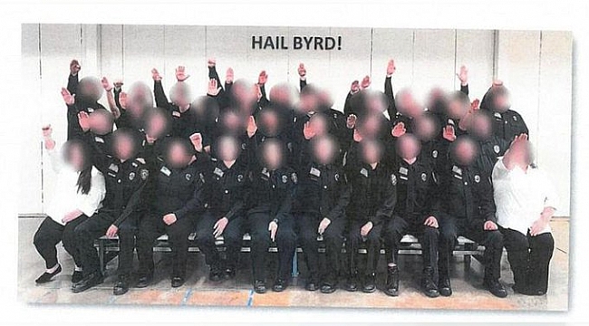 Virginia'da Nazi Selamı Veren 34 Gardiyanı İşten Attılar