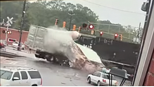 Georgia'da Tren TIR'ı Böyle Biçti