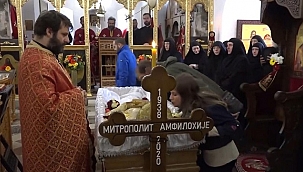 Coronalı Başpiskoposa Öpücüklü Veda