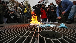 New York'ta Karantina Karşıtları Maske Yaktı