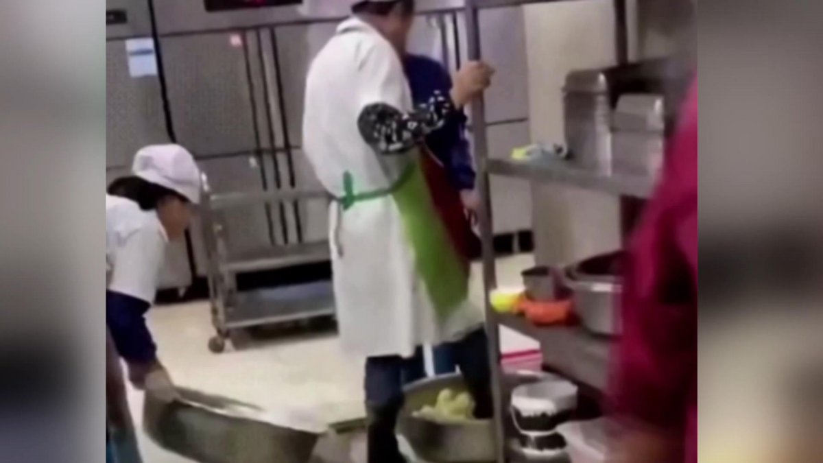 Sebzeleri Ayaklarıyla Yıkayan Wuhan'lı!