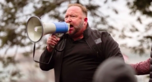      Sandy Hook Saldırısına "komplo" Diyen Alex Jones İflasını İstedi