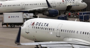 Uçakta Kabin Görevlisine Homofobik Saldırı