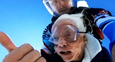 100. Yaşını Paraşütle Atlayarak Kutladı