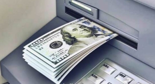 ATM'den Etrafa Dolar Saçıldı