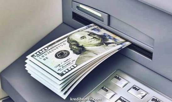 ATM'den Etrafa Dolar Saçıldı