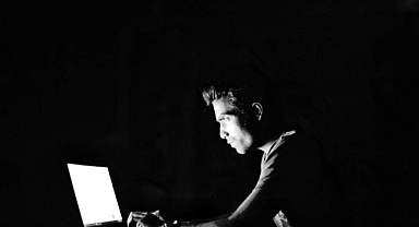 Bazıları Neden İşyerinde Porno İzliyor?