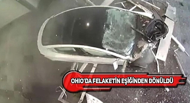 Freni Arızalanan Tesla Kongre Merkezine Daldı