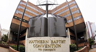 Protestanlar Cinsel İstismar Raporuyla Çalkanıyor