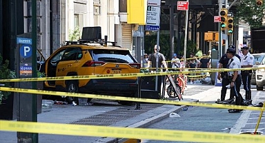 Taksi Kaldırıma Çıktı 6 Kişiyi Yaralandı