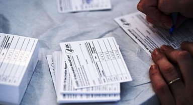 NJ'de Aşı Kartı Sahtekarı Baltayı Taşa Vurdu