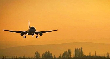 Yolcu Uçağına Yıldırım Düştü