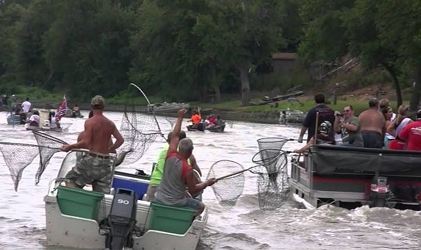 Illinois'de Balık Yakalama Yarışması Düzenlendi