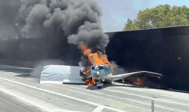 Los Angeles'ta Uçak Trafiğin Ortasına Düştü