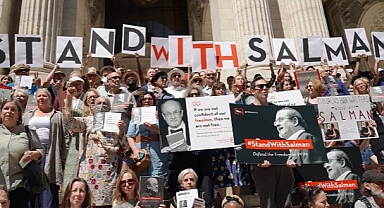  New York'ta Salman Rüşdi'ye Destek