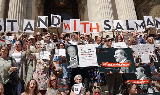 New York'ta Salman Rüşdi'ye Destek