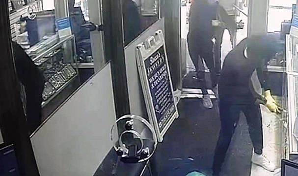 Saniyeler İçinde 25 Milyon Dolarlık Mücevheri Çaldılar