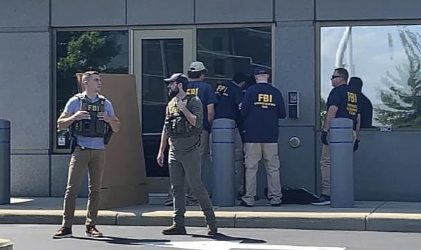 Silahlı Bir Kişi FBI Ofisine Girmeye Çalıştı