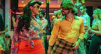 Ahmet Kural ve Ecem Erkek'ten Sigarası Yaldızlı