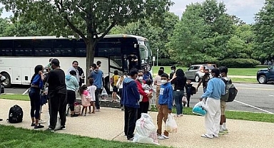 Teksas Valisi, Göçmenleri Harris'in Evine Gönderdi