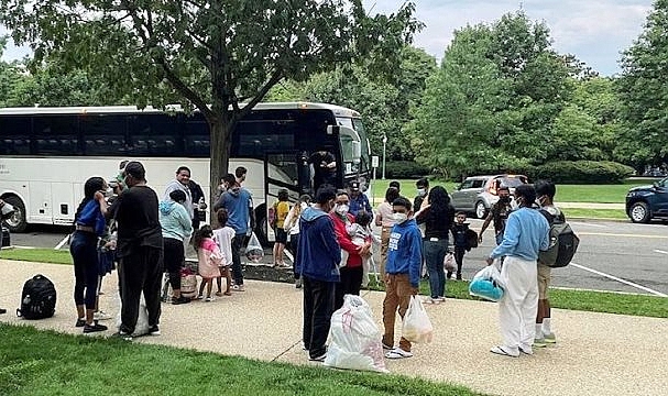 Teksas Valisi, Göçmenleri Harris'in Evine Gönderdi