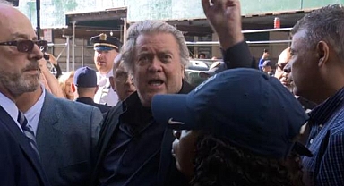 Trump'ın Eski Danışmanı New York'ta Teslim Oldu