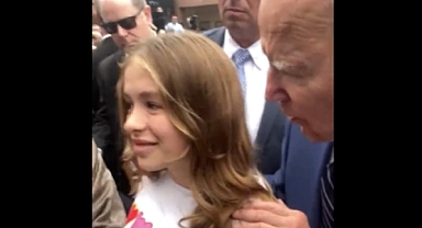 Biden'dan Genç Kıza Tuhaf Hareket