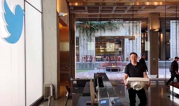 Elon Musk, Twitter Merkezine Lavabo Taşıdı