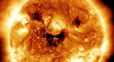 NASA Güneş'i Gülerken Yakaladı