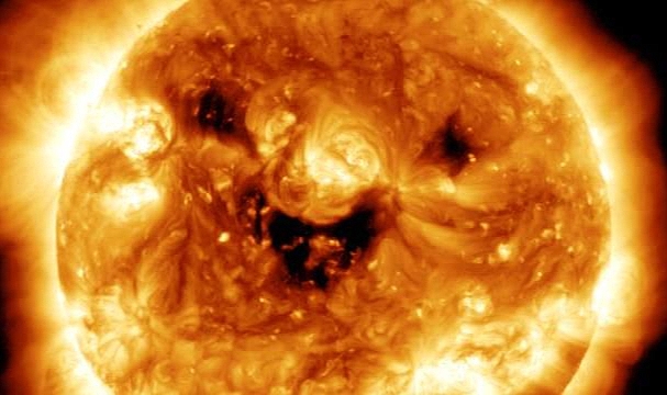 NASA Güneş'i Gülerken Yakaladı