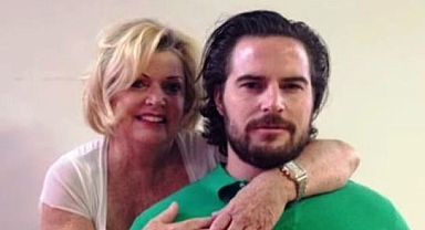 Annesini Öldürüp Cesediyle Selfie Çekti