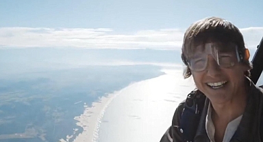 Tom Cruise,  Helikopterdan Atlayarak Teşekkür Etti