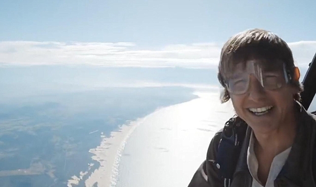 Tom Cruise, Helikopterdan Atlayarak Teşekkür Etti