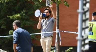 Bayramda Cami Önünde Kuran-ı Kerim Yaktı