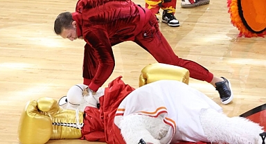 Conor McGregor, maskotu hastanelik etti!