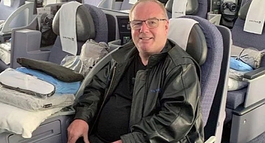 Ömürlük Biletle Dünyayı Dolaşıyor