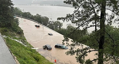 Amerika'da Yağışlar Yaşamı Felç Ediyor