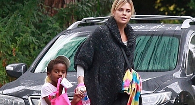 Charlize Theron, Evlat Edindiği Çocukların Cinsiyetini Değiştirdiği İddialarıyla Gündemde