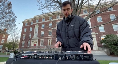 Harvard'da Nörobilim Okudu Ama DJ'liği Seçti