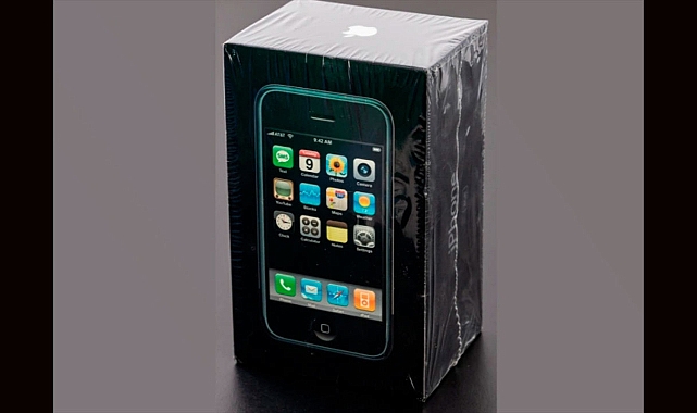 İlk İphone Rekor Fiyata Satıldı