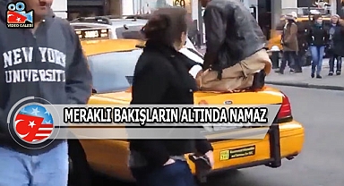 New York'ta Arabanın Üstünde Namaz