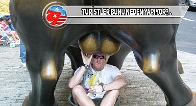 New York'ta Turistlerin Testislerini Avuçladığı Boğa