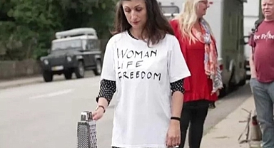 İran Asıllı Kadın Kuran-ı Kerimi Rendeledi