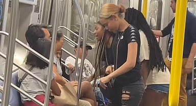 New York Metrosunda Asyalı Kadına Saldırı