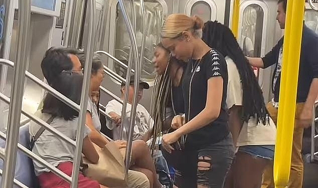 New York Metrosunda Asyalı Kadına Saldırı