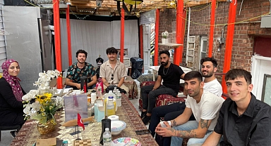 The Center Guest House'da Geleneksel Barbekü Partisi 