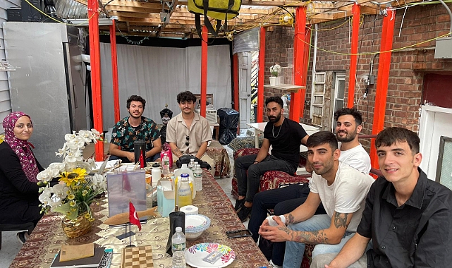 The Center Guest House'da Geleneksel Barbekü Partisi
