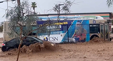 Las Vegas'ı sağanak vurdu: Cadde ve yollar göle döndü, ev ve iş yerlerini su bastı