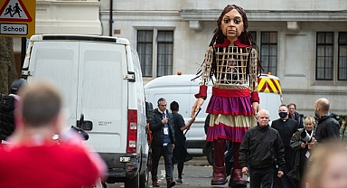 Mülteci çocukların simgesi 'küçük kız'ın 'büyük' ABD yolculuğu başladı!