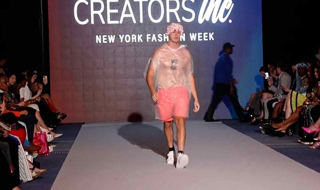 New York Moda Haftası'nda 'çöp poşetli' şaka: Şaşkın bakışlar arasında podyumda yürüdü